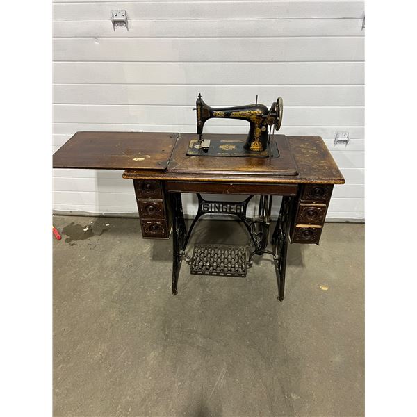 1914 Singer Sewing Machine In Cabinet