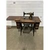 Image 1 : 1914 Singer Sewing Machine In Cabinet
