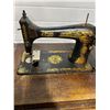 Image 2 : 1914 Singer Sewing Machine In Cabinet