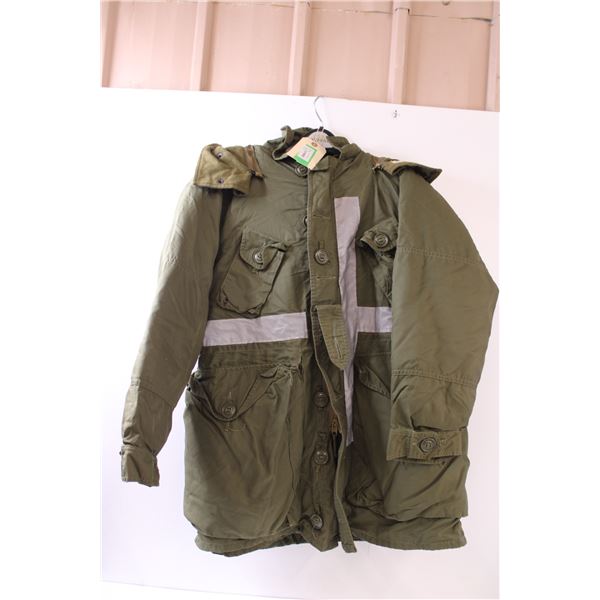 * Canadian Military Extreme Cold Weather Parka (Height: 63-67", Chest: 37-41")