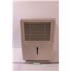 Image 1 : Mainstays Dehumidifier - 10" x 20" x 14" - Powers On