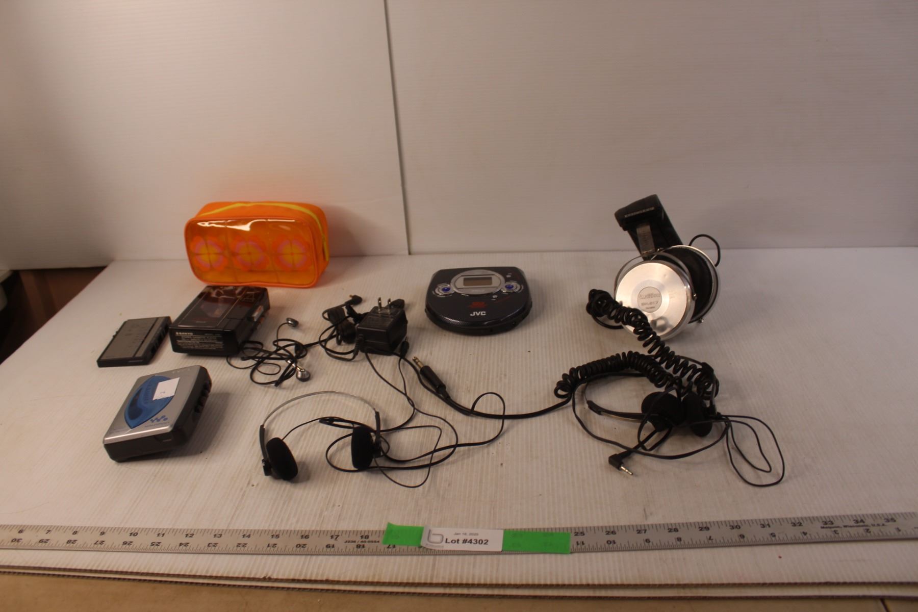 Urban Auctions - 4 VINTAGE WALKMANS / DISCMANS - UNTESTED / SOLD AS IS Urban Auctions - 4 VINTAGE WALKMANS / DISCMANS - UNTESTED / SOLD AS IS