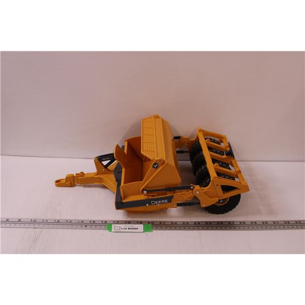 ERTL John Deere Land Scraper Plastic Toy - Model 1812D - Model Scale 1:18