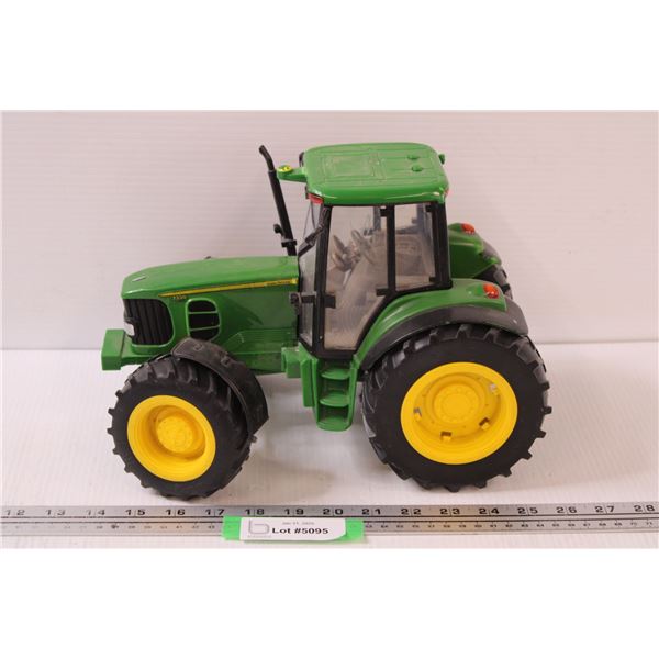 John Deere Tractor 7330 Plastic Toy Tractor - 1:18 Model Scale