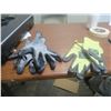 Image 1 : two pairs of gloves