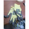 Image 4 : two pairs of gloves
