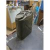 Image 3 : military gas can