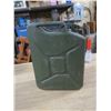 Image 2 : military jerry can