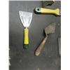 Image 4 : 1 box of concrete trowels and tools
