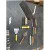 Image 5 : 1 box of concrete trowels and tools