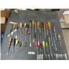 Image 1 : 1 box of assorted screwdrivers