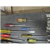 Image 2 : 1 box of assorted screwdrivers