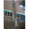 Image 3 : two meter sticks and level