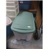 Image 1 : large rubbermaid tote