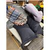 Image 1 : Support pillow, bedspread, blanket, and throw pillow