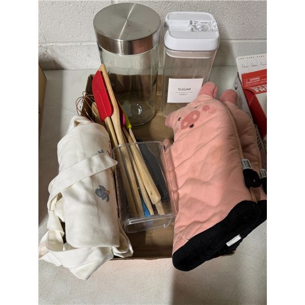 Oven mitts and kitchen items