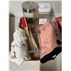 Image 1 : Oven mitts and kitchen items