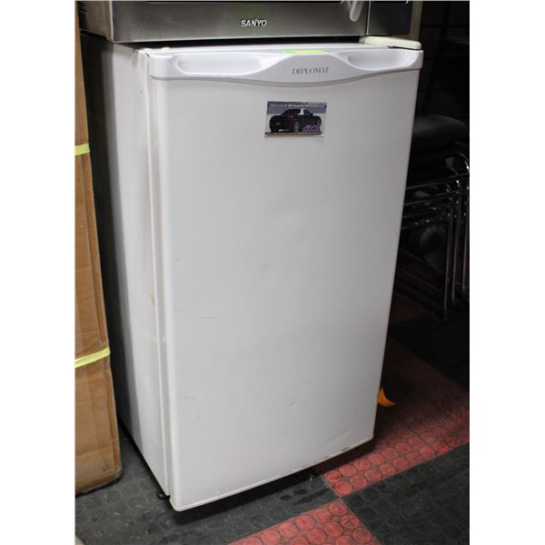 BAILIFF SEIZED DIPLOMAT MINI FRIDGE 33X18X19