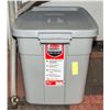 Image 1 : NEW RUBBERMAID 68 LITRE ROUGHNECK TOTE WITH LID