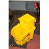 Image 1 : RUBBERMAID COMMERCIAL MOP PAIL