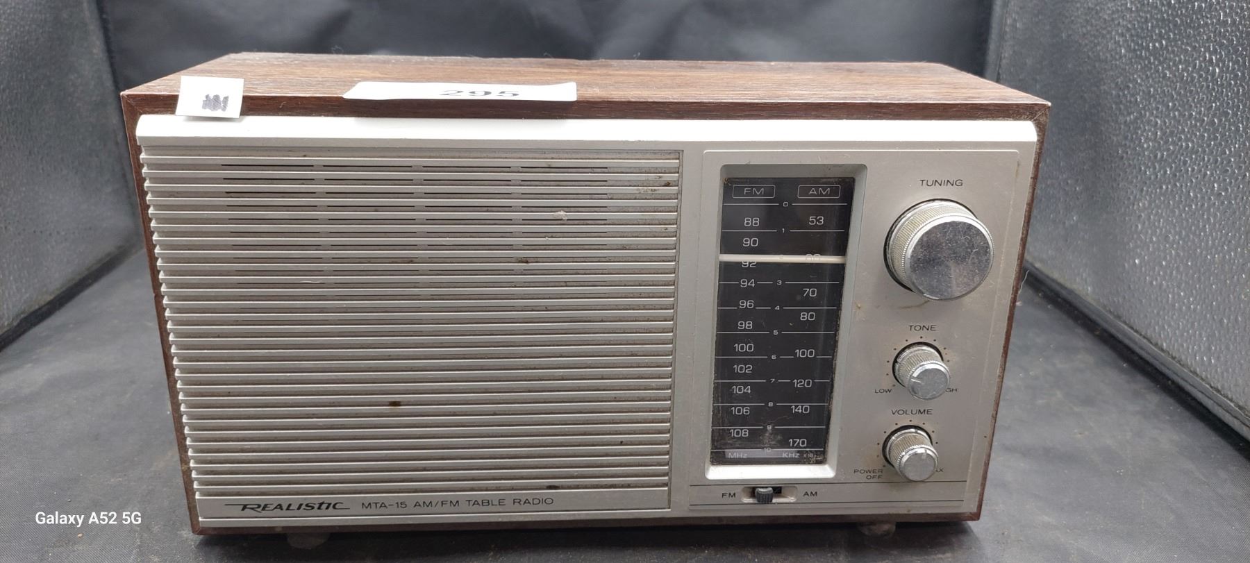 Vintage Realistic AM/FM table radio untested