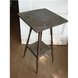 Occasional table w/turned legs