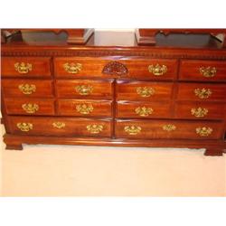 Double dresser w/bracket feet