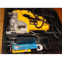 DeWalt DW331 VS orbital jig saw in case