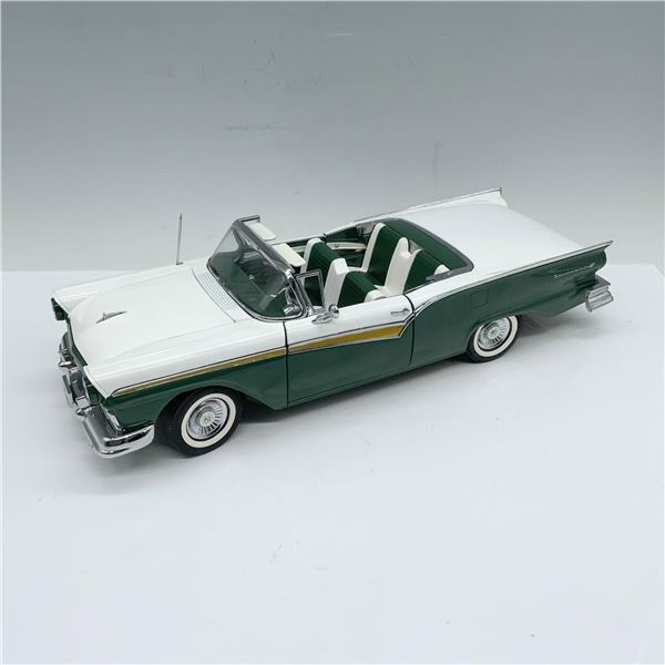 Sun Star 1957 Ford Fairlane Skyliner Toy Car