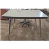 Image 4 : Retro Table 29"T With Rolling Chair