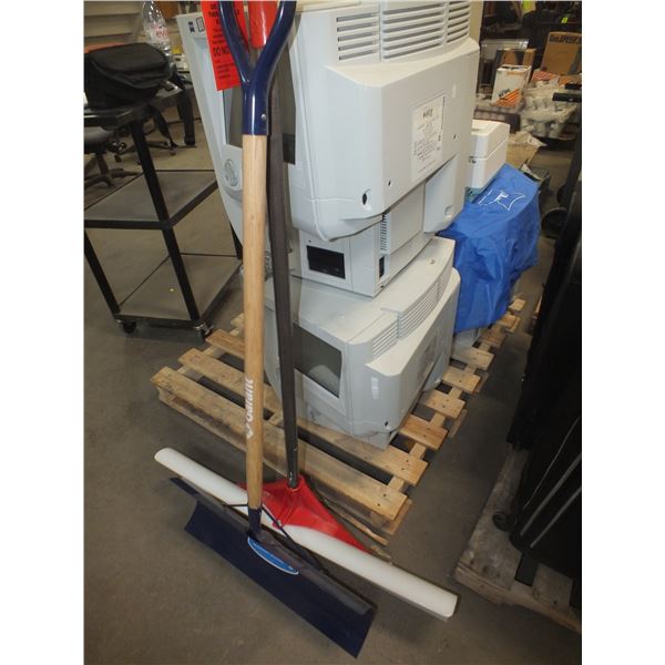 2 Snow Shovels