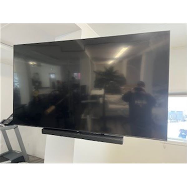 82" Samsung Smart TV with Bose speaker/mounting backet