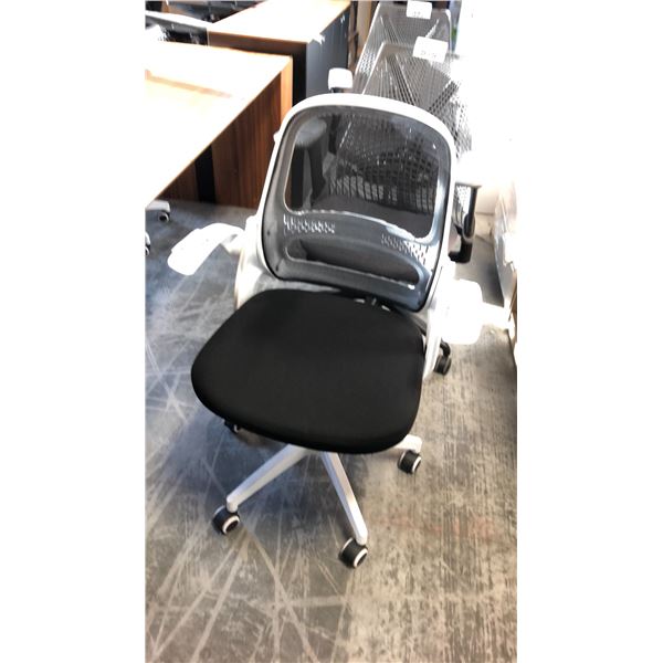 BLACK/WHITE TASK CHAIR