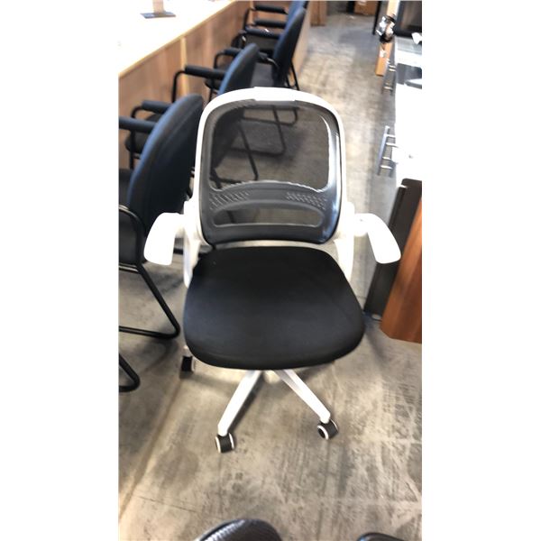 BLACK/WHITE TASK CHAIR