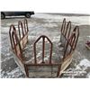 Image 6 : TOMBSTONE FENCE LINE HAY FEEDER