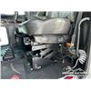 Image 27 : 2016 PETERBILT 367 TRI DRIVE SLEEPER TRUCK TRACTOR