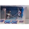 Image 4 : Freeze Frame One on One Hockey Figurine 6" Tall Gretzky & Hasek