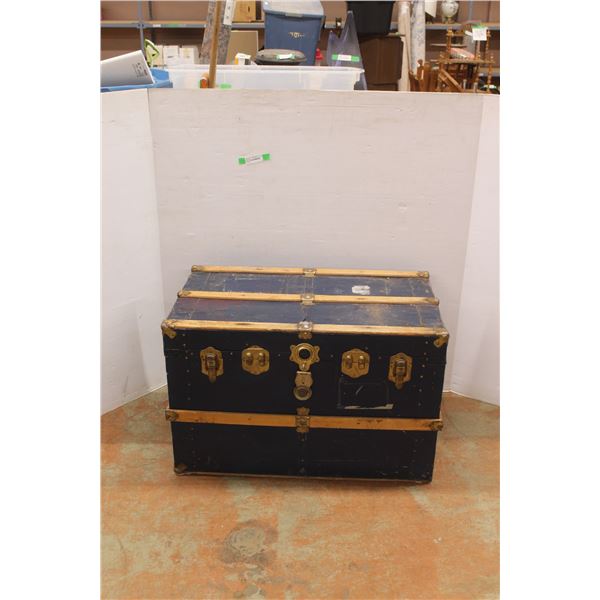 *Vintage Storage Chest 35'' x 21'' x 23''