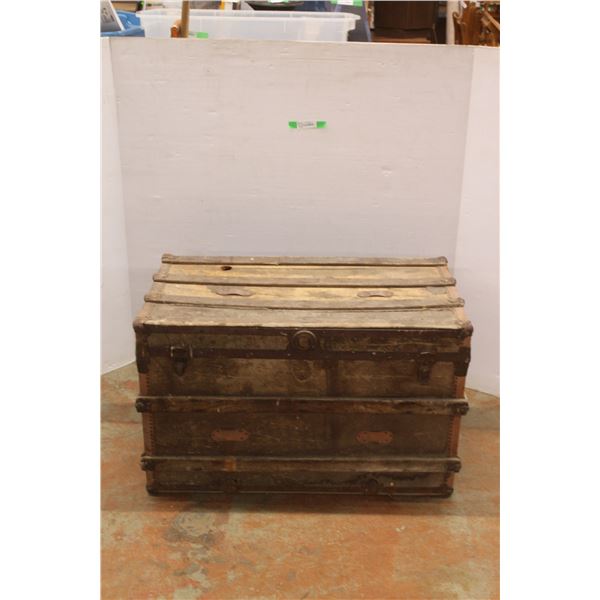 *Vintage Steamer Trunk 37'' x 20'' x 23''