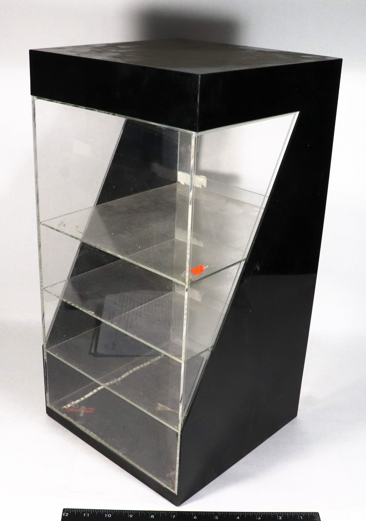 Cas Display DISPLAY CASE - Kastner Auctions