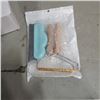 Image 3 : PET TIMED FEEDER AND GROOMING KIT