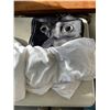 Image 2 : LOT OF QUEENSIZE FITTED SHEETS AND BLACKOUT CURTAINS