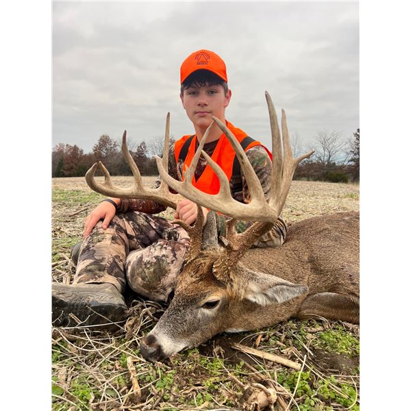 Benefit Missouri Rut Archery Whitetail Deer Hunt for One Hunter  Northeast Missouri Outfitters