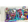 Image 2 : 5 ASSORTED BRATZ DOLLS & KEYCHAIN