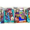 Image 3 : 5 ASSORTED BRATZ DOLLS & KEYCHAIN