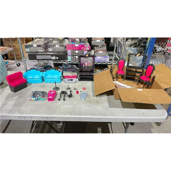 LOT OF ASSORTED MONSTER HIGH DOLL ACCESSORIES