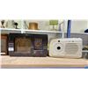 Image 2 : SHELF OF ASSORTED ANTIQUE RADIOS