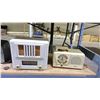 Image 2 : SHELF OF ASSORTED ANTIQUE RADIOS