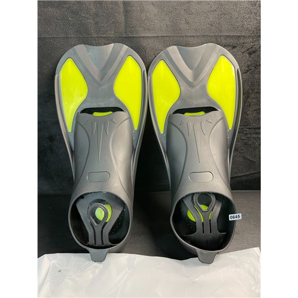 1 Pair of Swim Fins/Flippers for Diving, Snorkeling, Swimming, etc. - Size L (Fits 9-10) New