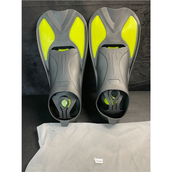 1 Pair of Swim Fins/Flippers for Diving, Snorkeling, Swimming, etc. - Size L (Fits 9-10) New